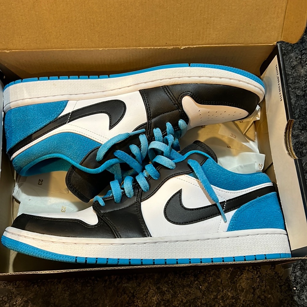 Nike size 10.5 men’s air Jordan 1 low se